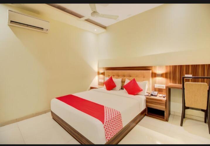Hotel Emerald Near T2 International Airport Mumbai Exterior foto