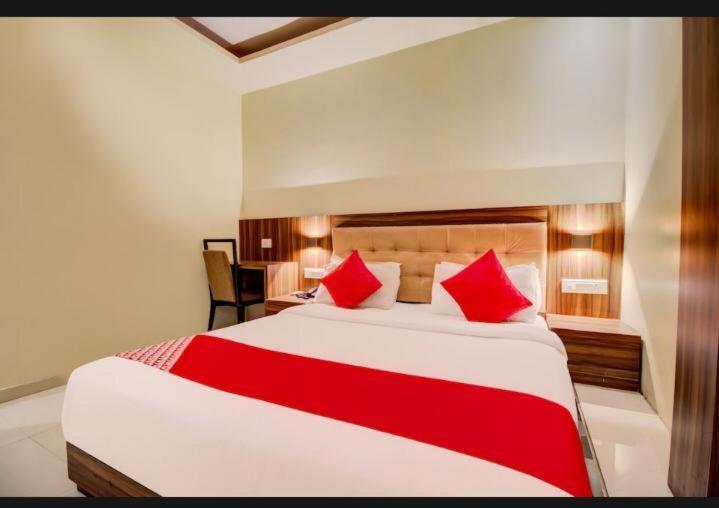 Hotel Emerald Near T2 International Airport Mumbai Exterior foto