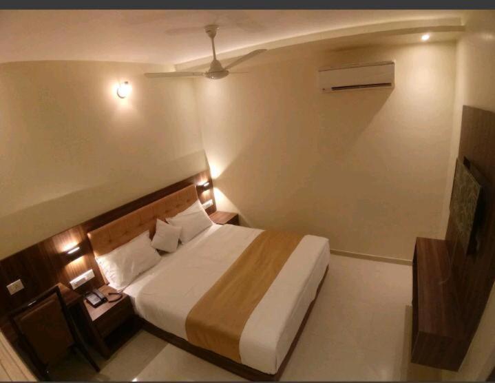 Hotel Emerald Near T2 International Airport Mumbai Exterior foto